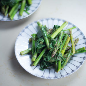 asparagus and spinach side - the perfect easy and quick side dish that is health and packed with vitamins.