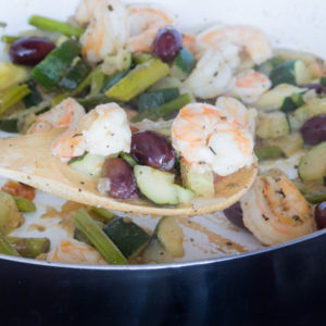 Healthy Mediterranean Shrimp Stir Fry | Looking for a healthy meal the whole family will enjoy? Here's the perfect Mediterranean diet recipe!