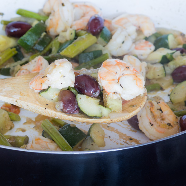 Healthy Mediterranean Shrimp Stir Fry | Looking for a healthy meal the whole family will enjoy? Here's the perfect Mediterranean diet recipe!